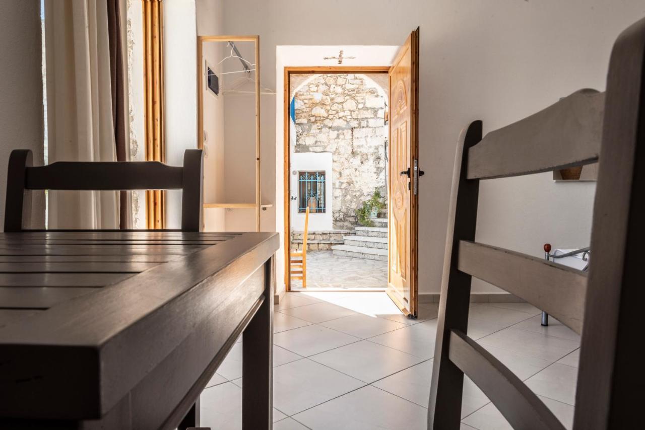 Amphora Guesthouse Himare Exterior foto